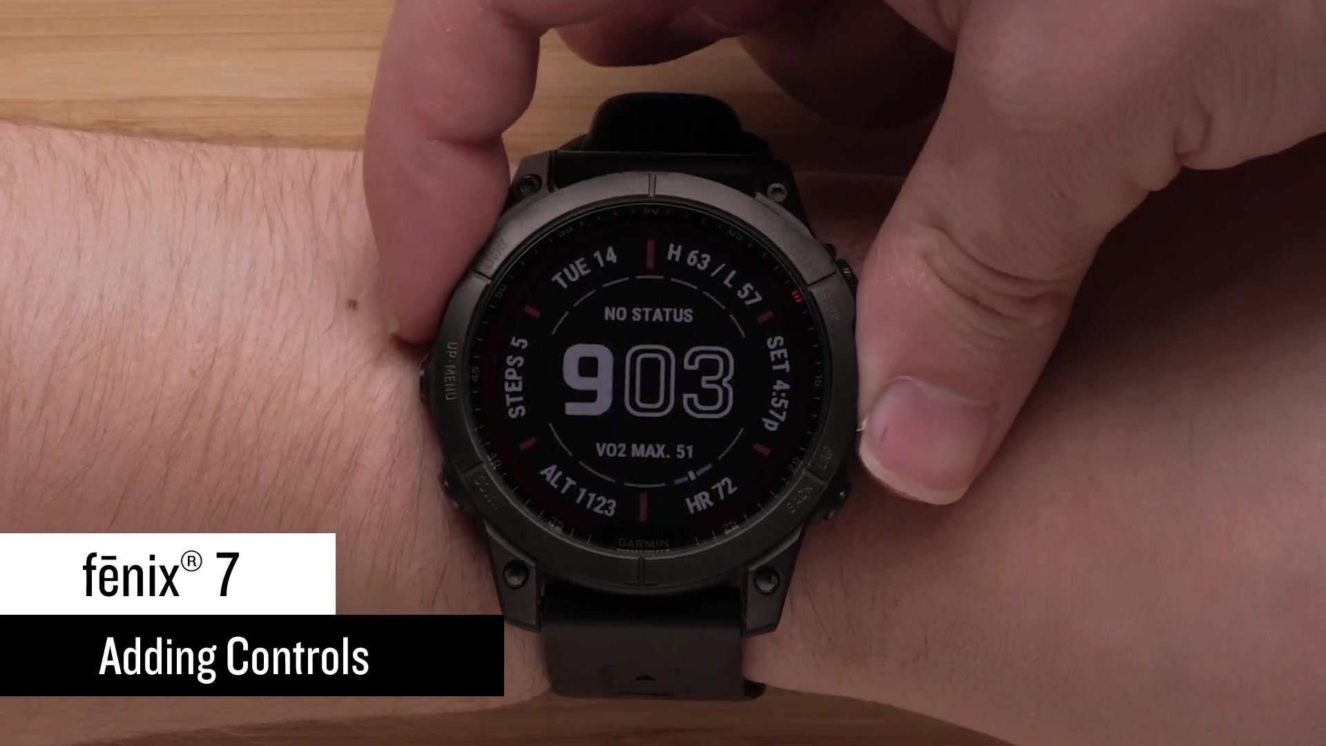 Les contrôles offrent un accès rapide à des outils fréquemment utilisés comme l'économiseur de batterie, le portefeuille Garmin Pay™ et les minuteries. Pour commencer, maintenez enfoncé le bouton Lumière pour ouvrir le menu des contrôles. Vous y trouverez tous les contrôles préétablis et pourrez naviguer parmi eux en utilisant les boutons Haut et Bas. Pour ajouter un nouveau contrôle, maintenez enfoncé le bouton Haut et sélectionnez « Ajouter des contrôles ». Vous aurez alors accès à tous les contrôles disponibles pour les ajouter à votre menu. Dans cet exemple, nous ajoutons « Lever & Coucher du soleil ». Une fois sélectionné, continuez à parcourir les contrôles disponibles et sélectionnez « Terminé » pour finir l'ajout. Appuyez sur le bouton Retour pour revenir au menu des contrôles, où le nouveau contrôle ajouté apparaîtra à la fin de la liste.