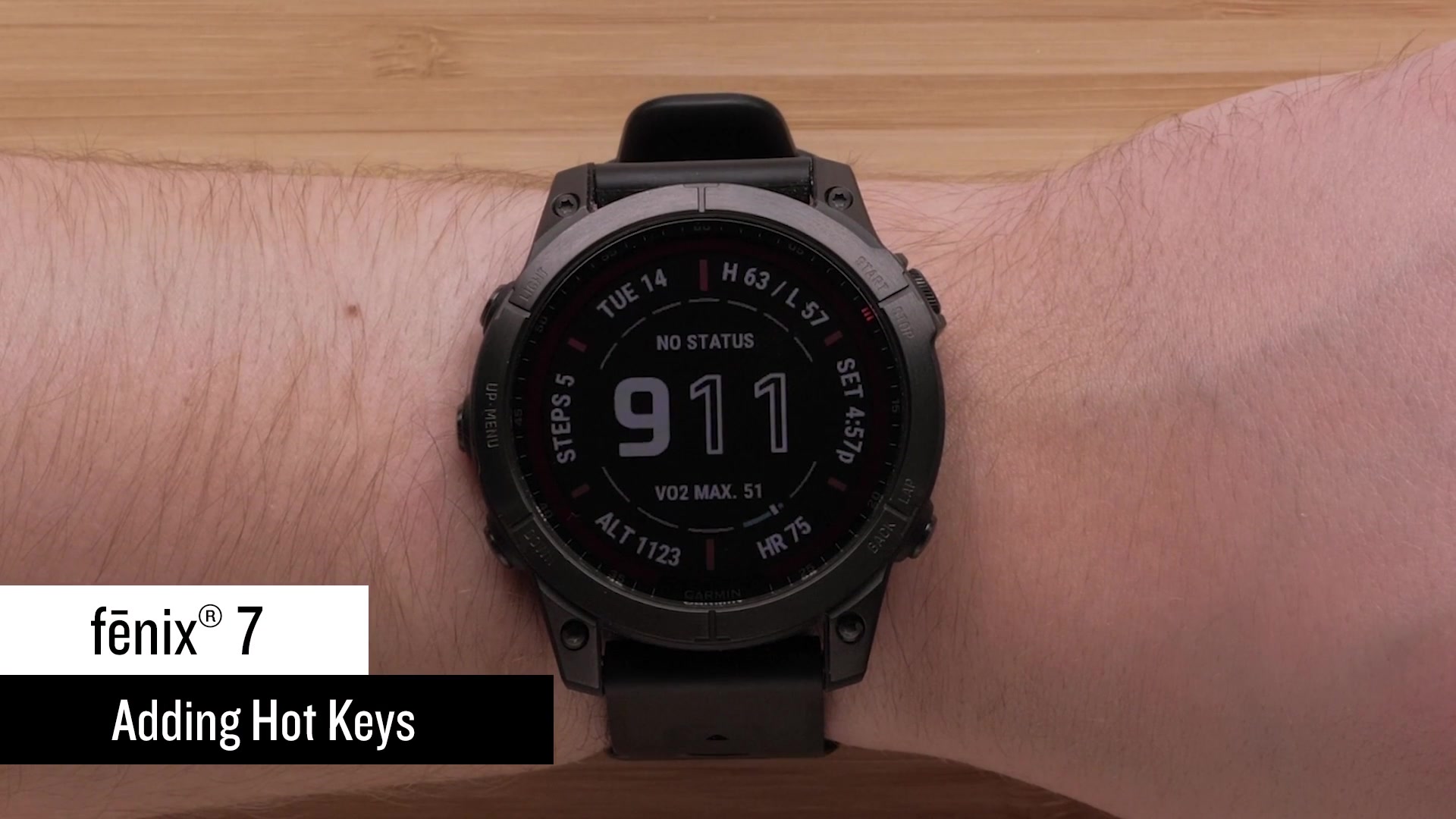 Les raccourcis, ou hot keys, permettent d'accéder rapidement à des réglages ou fonctionnalités que vous utilisez souvent grâce à une combinaison de boutons spécifique. Pour personnaliser vos raccourcis, commencez par maintenir enfoncé le bouton Menu. Utilisez ensuite les boutons Haut et Bas pour trouver et sélectionner « Système », puis « Hot Keys ». Vous verrez diverses combinaisons de boutons. Certaines sont déjà préconfigurées pour accéder rapidement aux fonctions principales de la montre. Sélectionnez la combinaison de votre choix, par exemple « Back + Light », puis choisissez la fonction à associer, comme « Alarm Clock ». Vous pouvez continuer à configurer d'autres combinaisons ou maintenir le bouton Retour pour finir et retourner à l'affichage de l'heure. Pour activer un raccourci, maintenez simplement la combinaison de boutons correspondante.