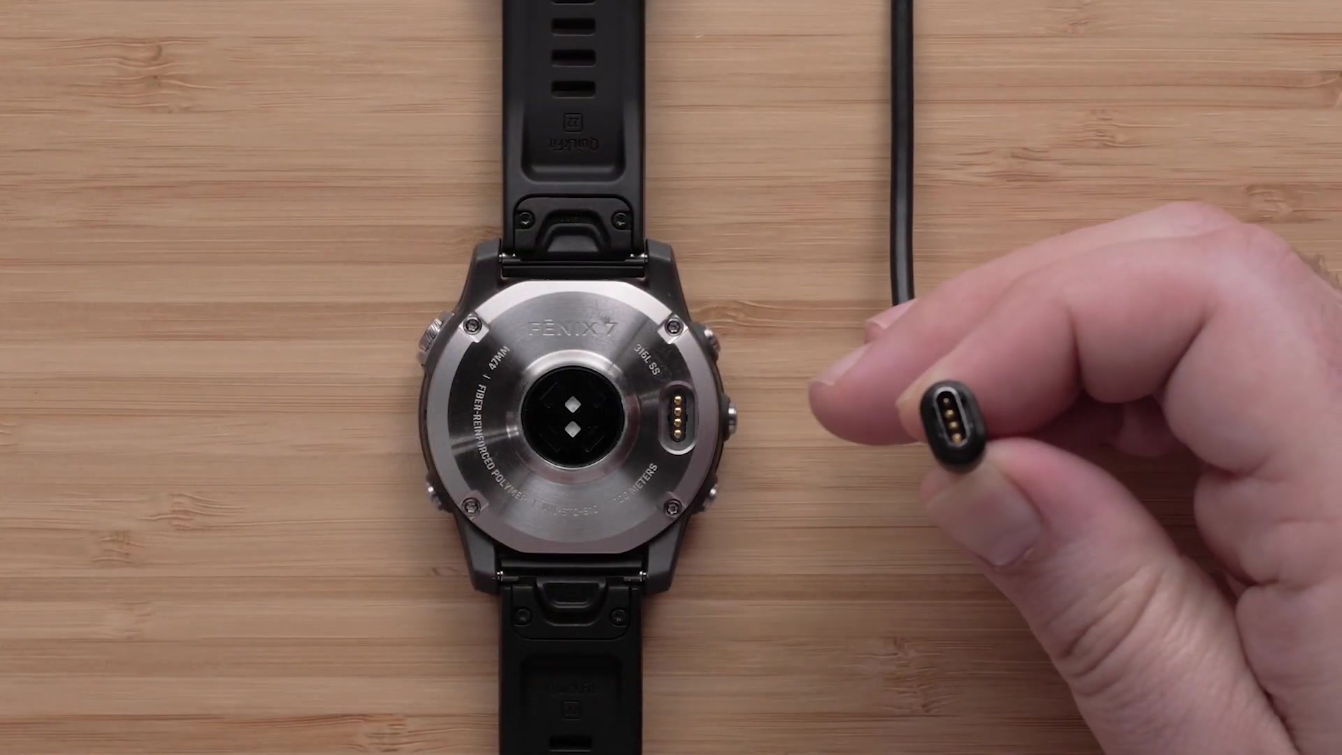 Pour supprimer des cartes de votre montre, ce qui n'est pas possible pour tous les fichiers, commencez par accéder à "Map Manager" à partir du cadran de la montre en utilisant le bouton start/stop puis le bouton bas. Sélectionnez "TopoActive maps" et choisissez la carte que vous souhaitez supprimer. Après avoir appuyé sur le bouton start/stop pour ouvrir le menu de la carte, sélectionnez "remove" puis confirmez avec le check mark. Un écran de chargement apparaîtra, indiquant que les cartes restantes sont en cours de chargement.