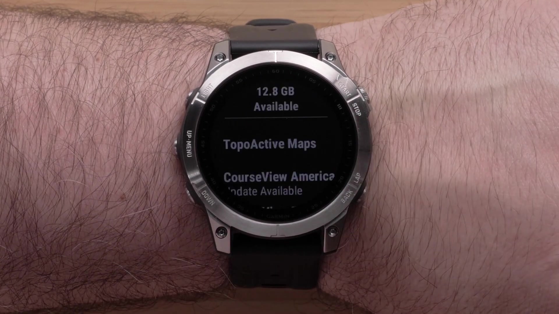 Pour installer des cartes TopoActive supplémentaires, qui sont gratuites et disponibles sur toutes les éditions de la Fenix 7, y compris les éditions Sapphire préchargées avec des cartographies régionales, commencez par appuyer sur le bouton start/stop depuis le cadran de la montre. Utilisez ensuite le bouton bas pour trouver et sélectionner "Map Manager", puis choisissez "TopoActive maps". Si certaines cartes sont déjà installées, sélectionnez "add map" et parcourez les cartes disponibles jusqu'à trouver celle que vous souhaitez installer. Après avoir sélectionné la carte, vous pourrez voir les détails et la couverture de la carte. Pour télécharger, appuyez sur le bouton start/stop, sélectionnez "download" et confirmez. Assurez-vous que la montre est connectée à une source d'alimentation pour commencer le téléchargement. La durée du téléchargement variera en fonction de la taille du fichier.