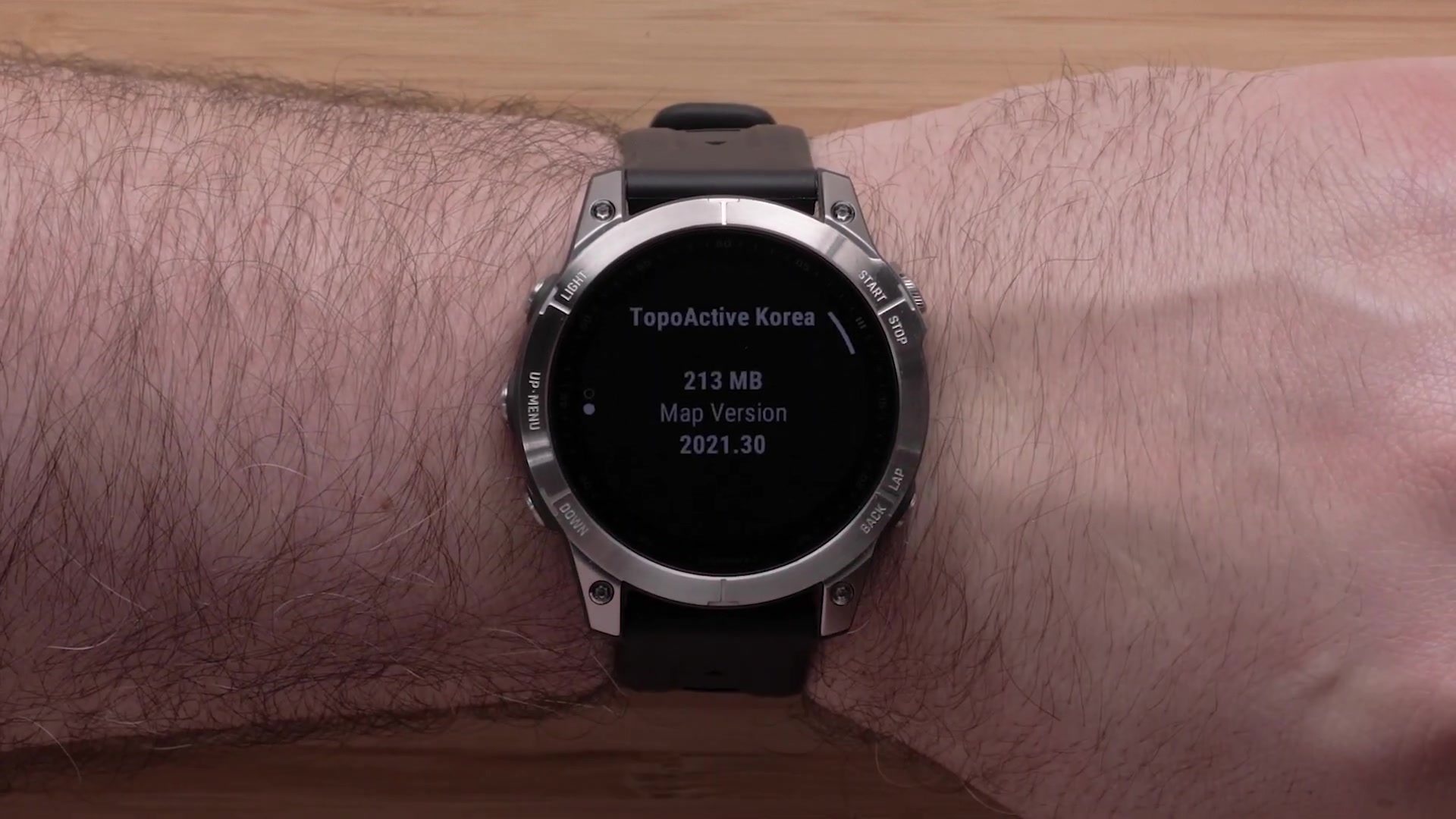 Pour mettre à jour vos cartes TopoActive via Map Manager, retournez au cadran de la montre et appuyez sur le bouton start/stop pour accéder à la liste des activités. Localisez "Map Manager" avec le bouton bas, puis sélectionnez-le. Choisissez "TopoActive maps". Une notification apparaîtra sous le nom de la carte si une mise à jour est disponible. Sélectionnez la carte, puis appuyez sur le bouton start/stop pour ouvrir le menu de mise à jour de la carte et sélectionnez "update". Si l'espace est limité sur votre montre, vous aurez la possibilité de supprimer la version précédente de la carte. Connectez la montre à une source d'alimentation pour installer la mise à jour. La durée de téléchargement dépendra de la taille du fichier.