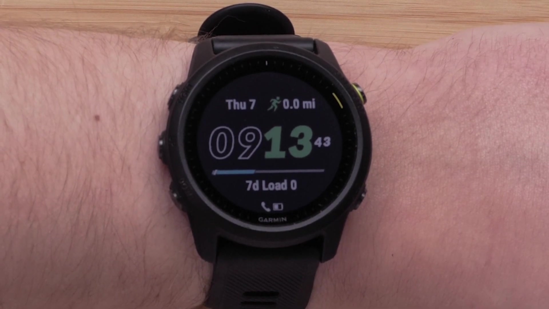Si Spotify est déjà installé sur votre montre, maintenez le bouton de menu enfoncé pour ouvrir le menu de la montre. Faites défiler jusqu'à "Musique", puis "Fournisseurs de musique" pour trouver Spotify parmi les options disponibles.