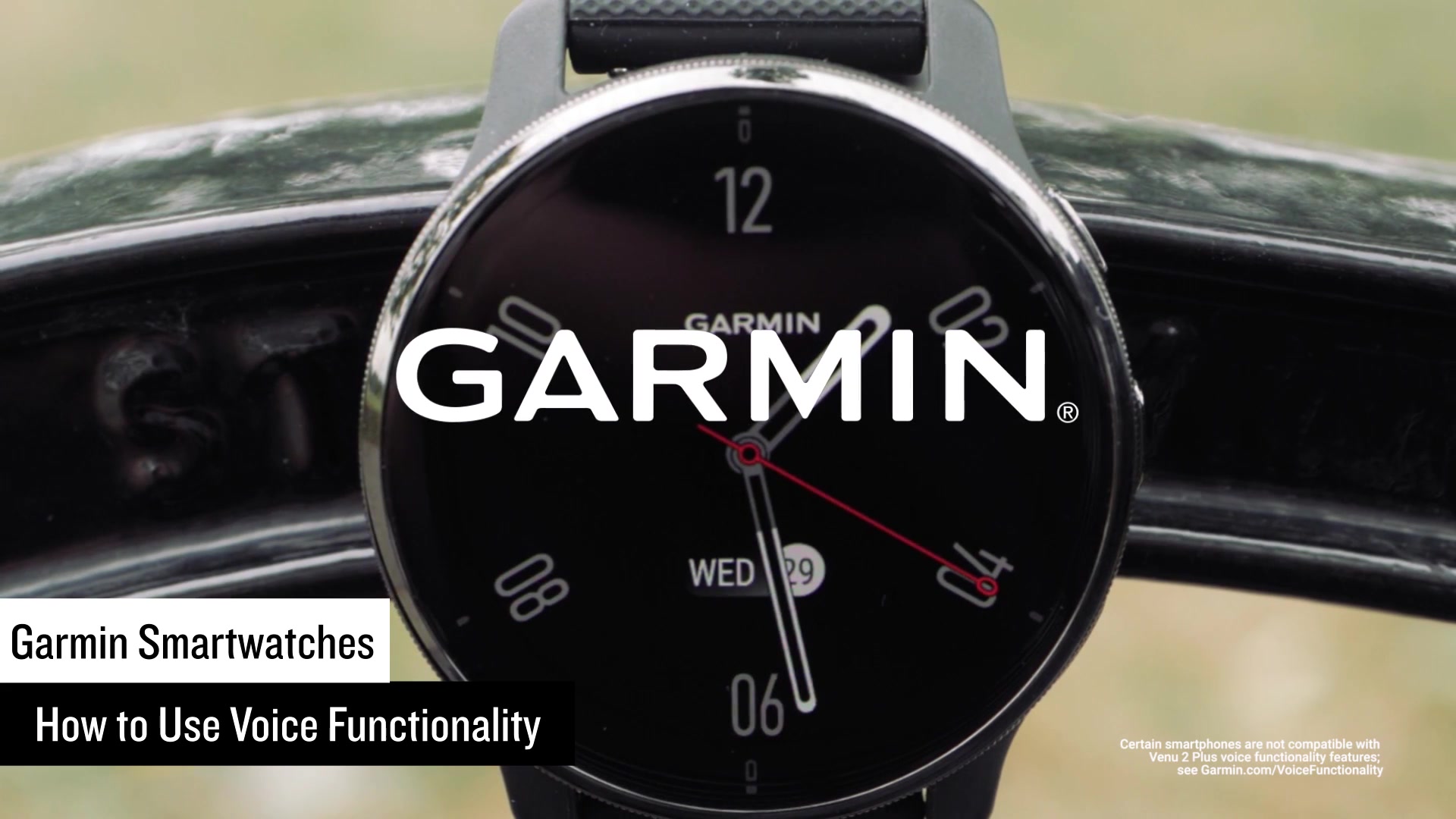 Votre montre intelligente Garmin, couplée à un smartphone compatible, offre la possibilité de passer et de recevoir des appels directement depuis votre poignet, ainsi que d'utiliser l'assistant vocal de votre smartphone pour une expérience mains-libres. Gardez à l'esprit que, bien que les étapes de base et les fonctions restent identiques, l'expérience peut légèrement varier selon le type de smartphone utilisé. Dans ce tutoriel, nous utiliserons un iPhone® d'Apple comme exemple .