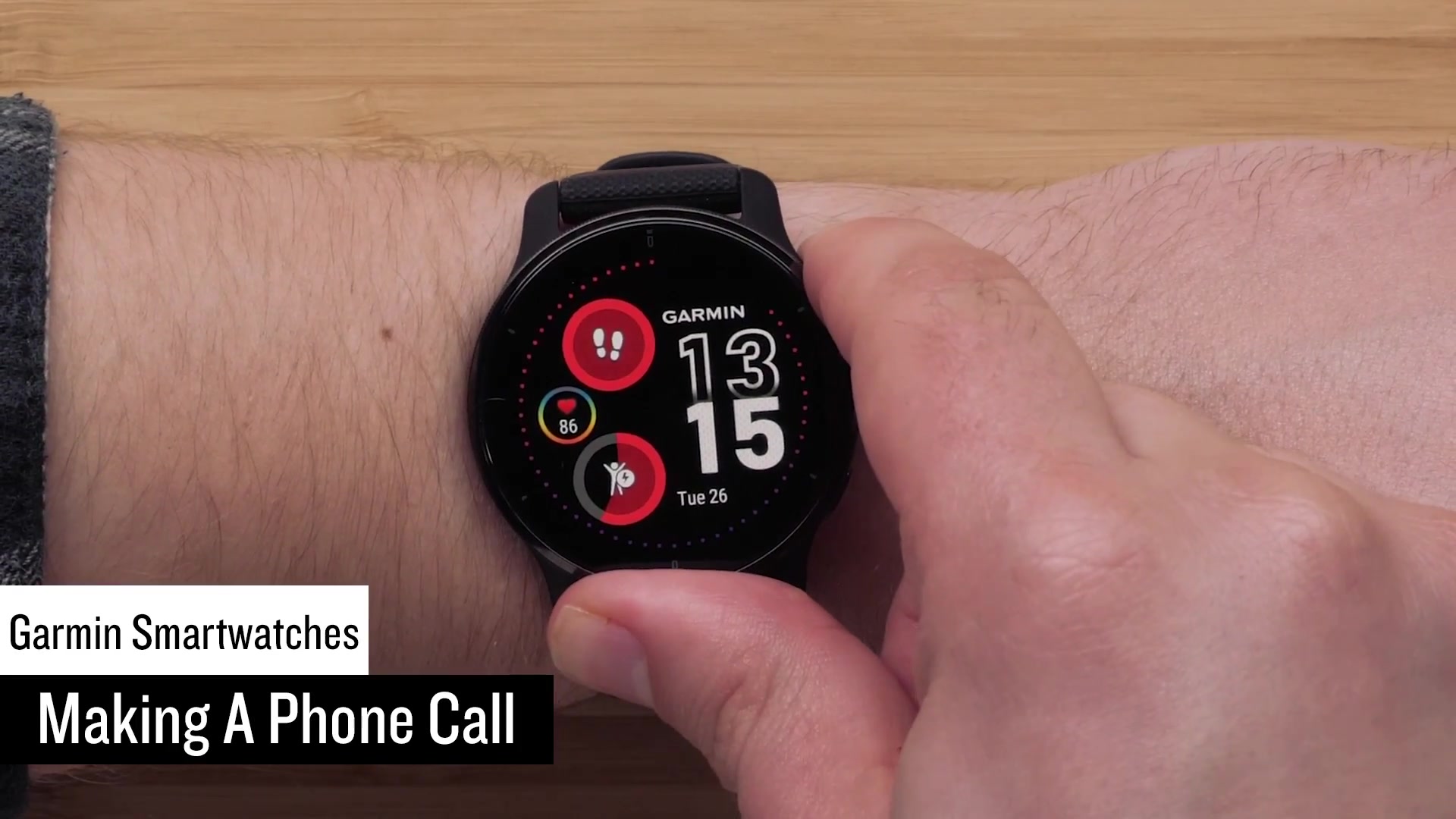 Pour initier un appel depuis votre montre, maintenez enfoncé le bouton supérieur pour accéder au menu des contrôles. Ensuite, sélectionnez l'icône du téléphone. Vous aurez la possibilité de composer manuellement un numéro via le pavé numérique ou de sélectionner un contact parmi ceux synchronisés avec votre montre. La liste des appels récents, effectués ou reçus via la montre, sera également disponible, à noter que les appels passés uniquement depuis votre téléphone n'apparaîtront pas ici .