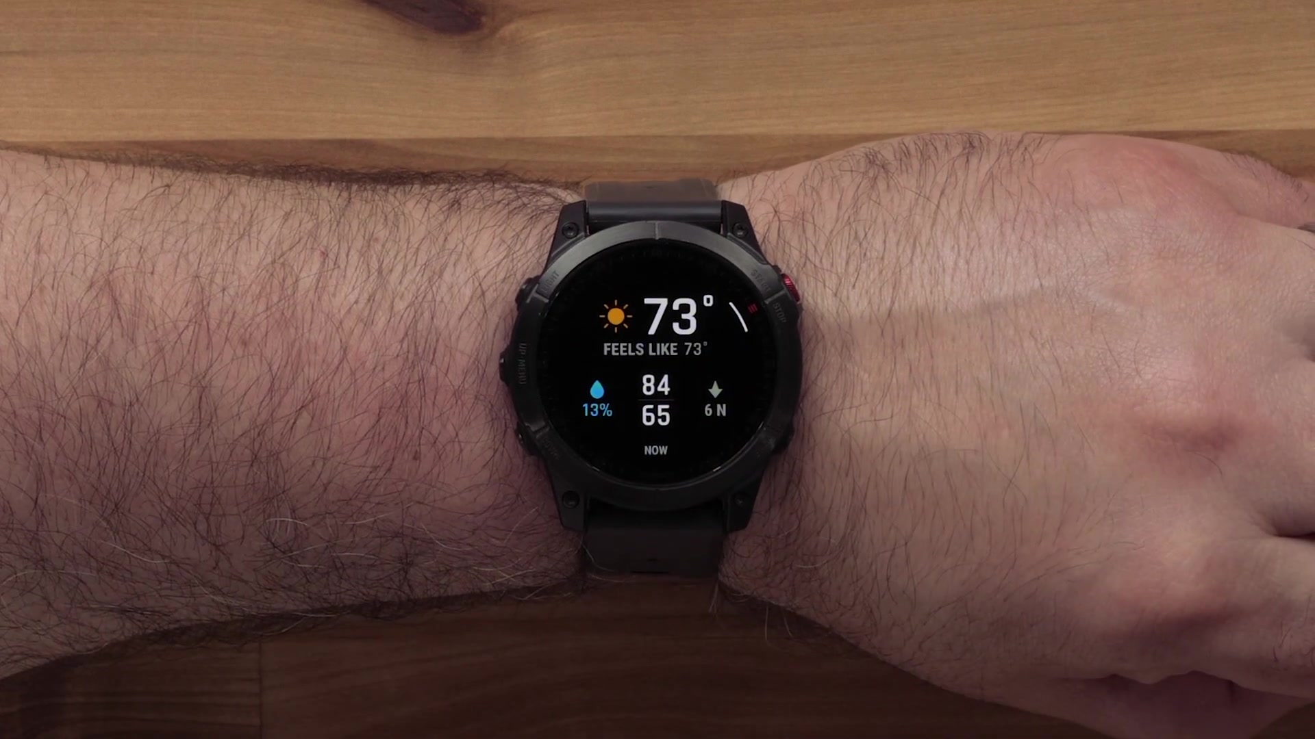 Pour commencer, votre montre Garmin Épix Gen 2 offre une interface tactile intuitive, simplifiant l'accès aux fonctionnalités et paramètres. Pour voir plus de détails sur une fonctionnalité directement depuis l'écran d'accueil, appuyez longuement sur un champ de données jusqu'à ce que l'écran des détails du glissement s'ouvre. Vous y trouverez des informations supplémentaires. Pour revenir à l'écran d'accueil, faites simplement glisser votre doigt vers la droite. Cette action fonctionne de la même manière sur d'autres écrans pour revenir à la page précédente.