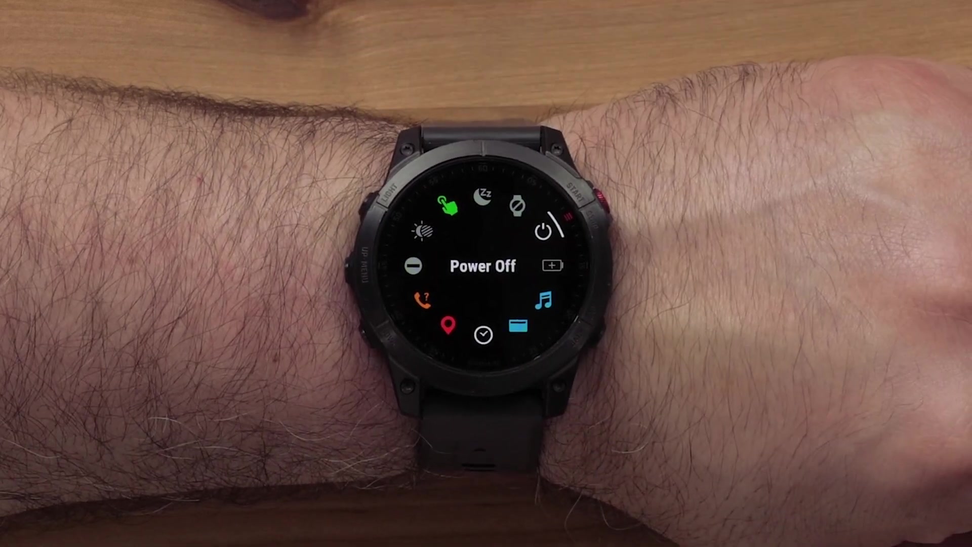 Le bouton lumière, lorsqu'il est maintenu enfoncé, ouvre le menu de contrôle. Faites glisser votre doigt en rotation pour parcourir les options et tapez sur celle que vous souhaitez ouvrir. Pour éteindre rapidement l'écran et désactiver le rétroéclairage, couvrez-le avec votre paume.