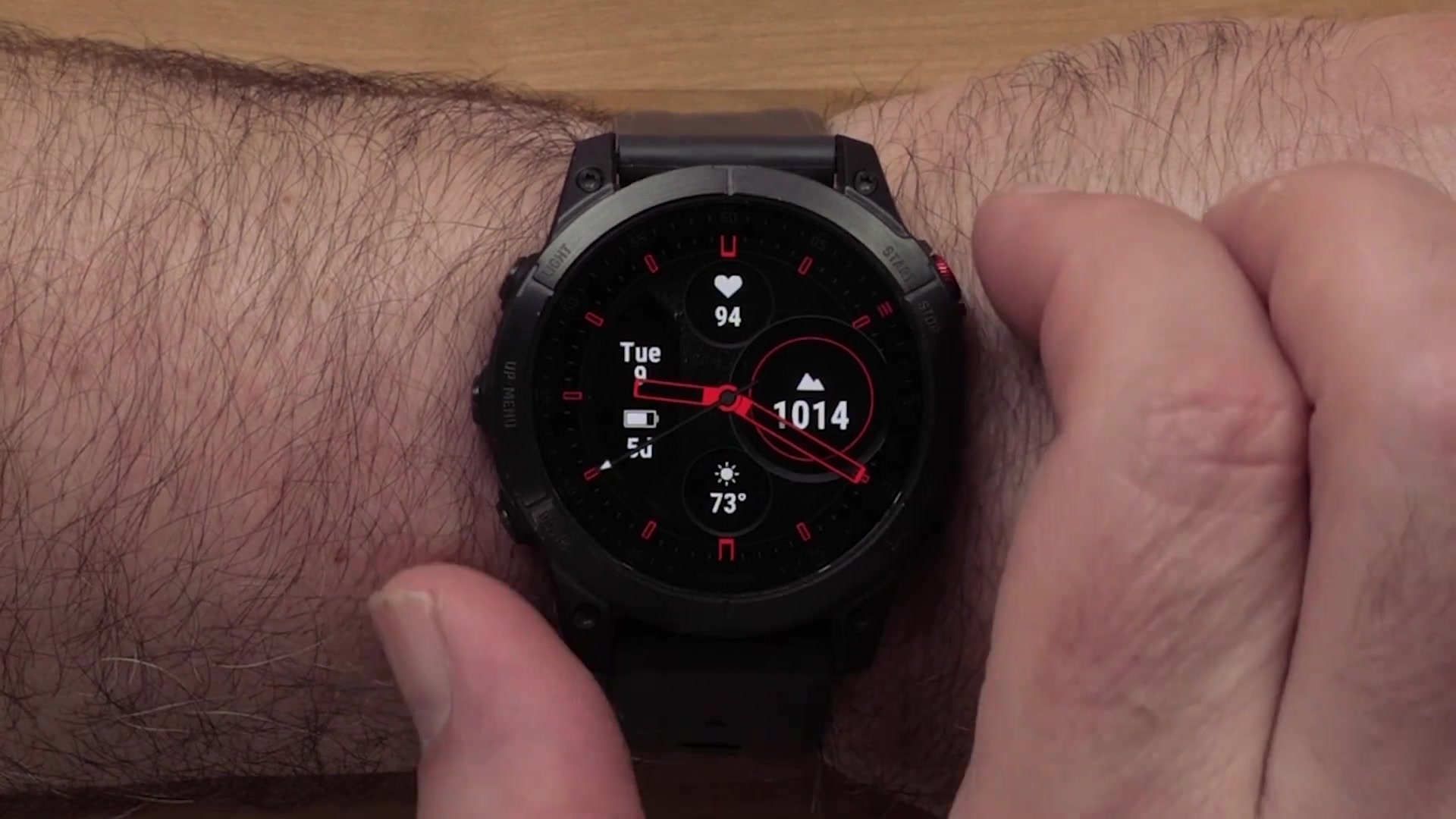 Il peut arriver que vous souhaitiez désactiver l'écran tactile, par exemple, pour éviter des interactions accidentelles. Pour ce faire, maintenez simultanément enfoncés les boutons de démarrage/arrêt et de descente. Répétez cette action pour réactiver l'écran tactile. Cette fonction est particulièrement utile si vous désirez utiliser l'écran tactile uniquement pendant certaines activités.