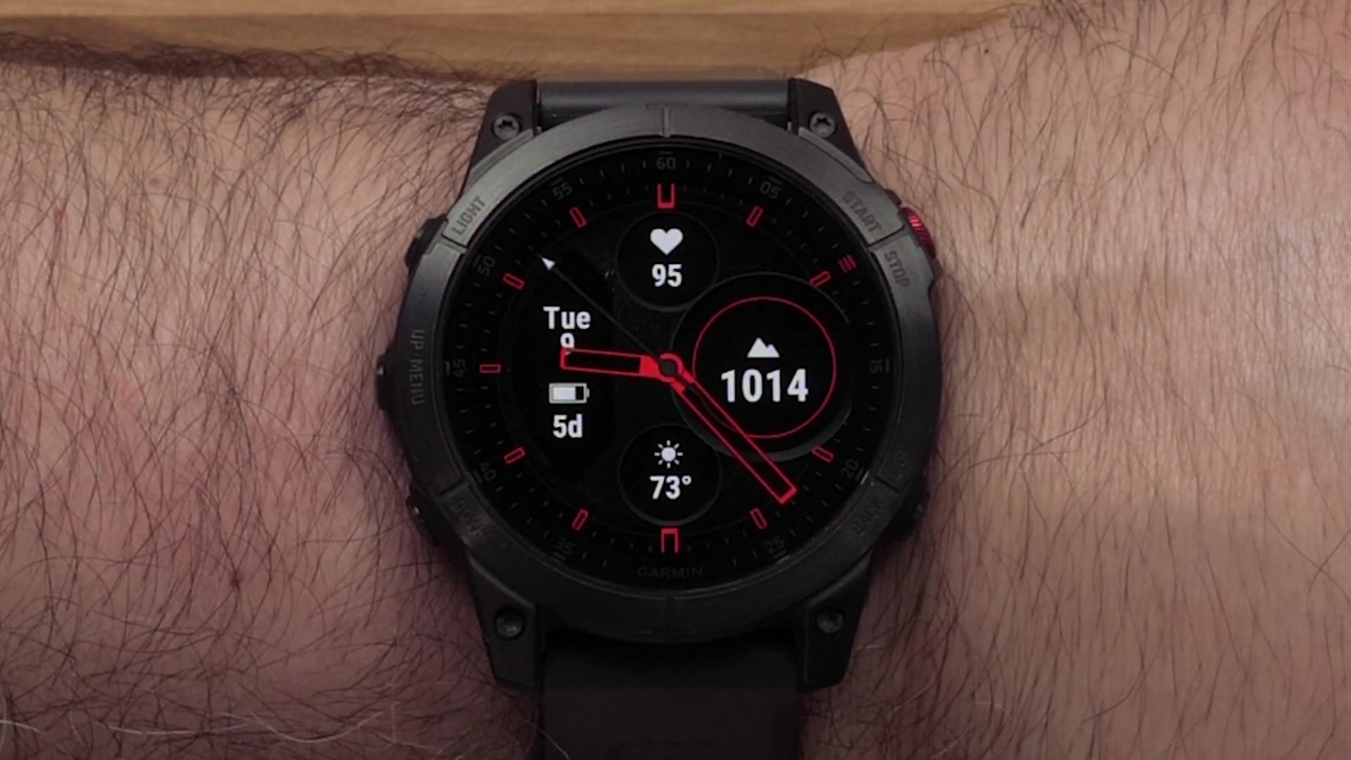 Pour personnaliser les paramètres de l'écran tactile, y compris pour activer ou désactiver cette fonctionnalité pendant des activités spécifiques, maintenez le bouton de menu enfoncé. Sélectionnez "Système", puis "Toucher" pour accéder aux réglages. Par exemple, vous pouvez choisir d'activer l'écran tactile uniquement pour la navigation sur la carte pendant une activité.