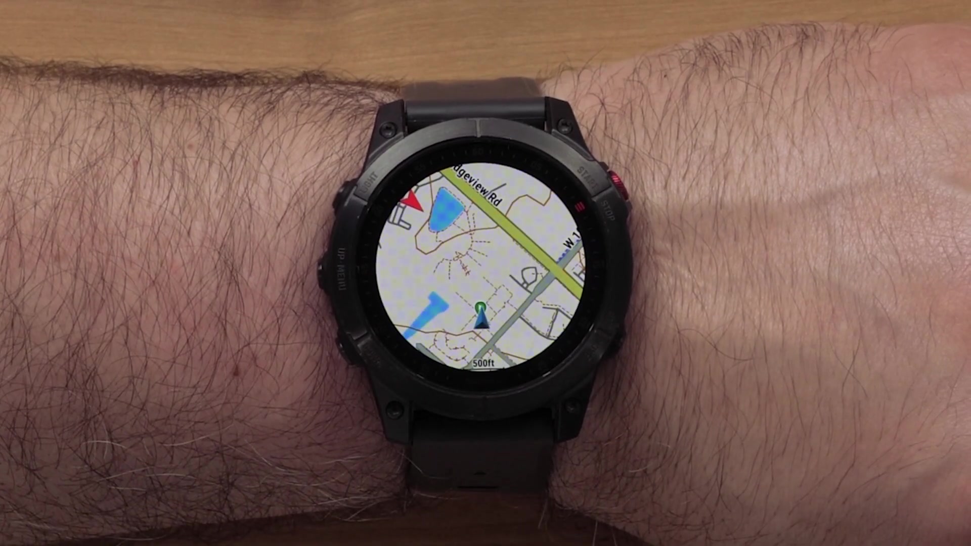 Activer l'écran tactile pour les cartes offre plusieurs avantages. Il permet de naviguer facilement sur la carte et de zoomer sur un lieu spécifique en double-tapant sur l'écran ou en utilisant les icônes plus et moins. Pour enregistrer ou naviguer vers un emplacement, appuyez longuement au centre de la carte et faites glisser vers le haut pour ouvrir le menu des coordonnées.