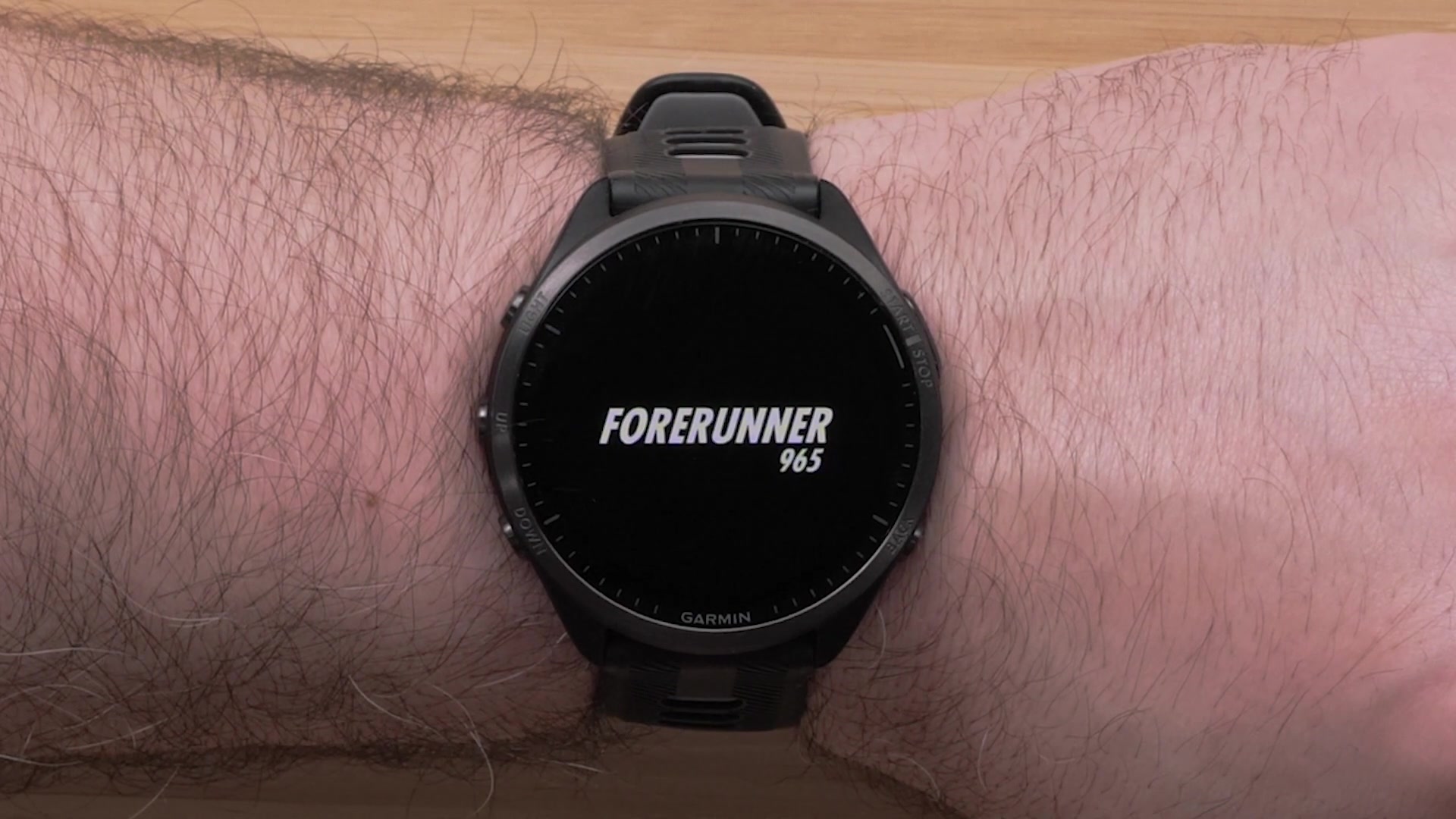 Pour allumer votre Forerunner®, maintenez appuyé le bouton LIGHT. Sélectionnez votre langue en faisant glisser l'écran et en tapant dessus, puis scannez le QR code avec votre smartphone pour commencer la liaison avec l'application Garmin Connect™. Suivez les instructions pour terminer la configuration initiale, synchroniser votre profil d'utilisateur et les données d'activité récentes. L'application facilitera également la personnalisation des paramètres de l'appareil et la configuration des fonctionnalités comme la connexion Wi-Fi®, Garmin Pay™ et les profils d'activité entièrement personnalisables.