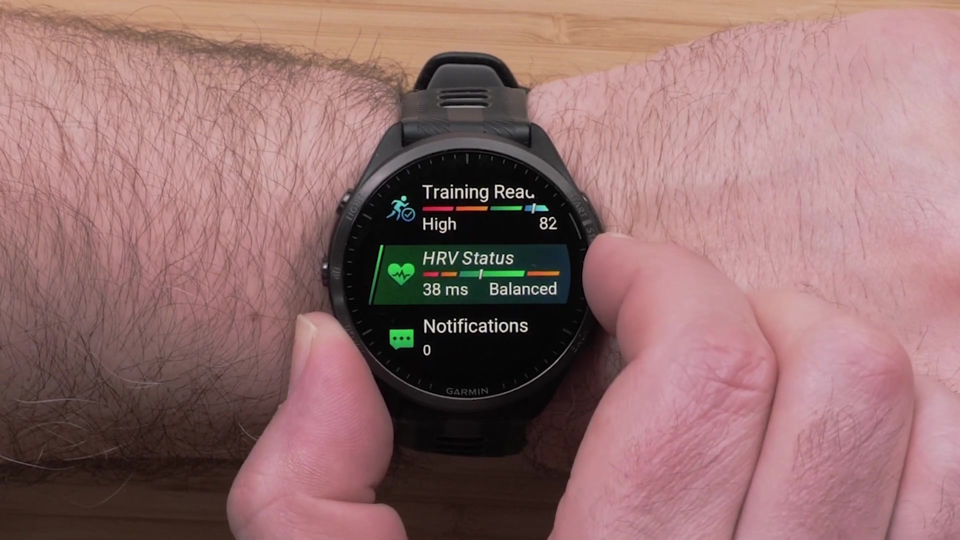 Parcourez les widgets en appuyant sur les boutons UP ou DOWN, ou en faisant glisser l'écran. Vous trouverez des statistiques de performance, l'état de préparation à l'entraînement, le statut HRV, et plus encore. Appuyez sur un widget ou sur le bouton START/STOP pour voir des données plus détaillées. Pour ajouter d'autres widgets, maintenez le bouton UP, sélectionnez "Apparence", puis "Glances".