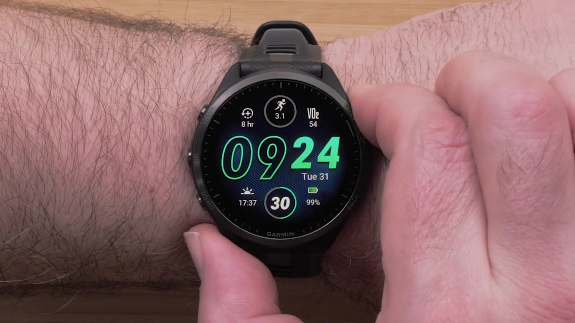 Pour démarrer une activité, appuyez sur le bouton START/STOP, sélectionnez votre activité favorite parmi celles proposées, comme la course, la natation en eau libre, ou le triathlon. Personnalisez vos favoris directement sur la montre ou via l'application Garmin Connect™. Attendez le signal GPS pour les activités extérieures avant de commencer. Pour les activités en intérieur, aucun signal GPS n'est nécessaire.