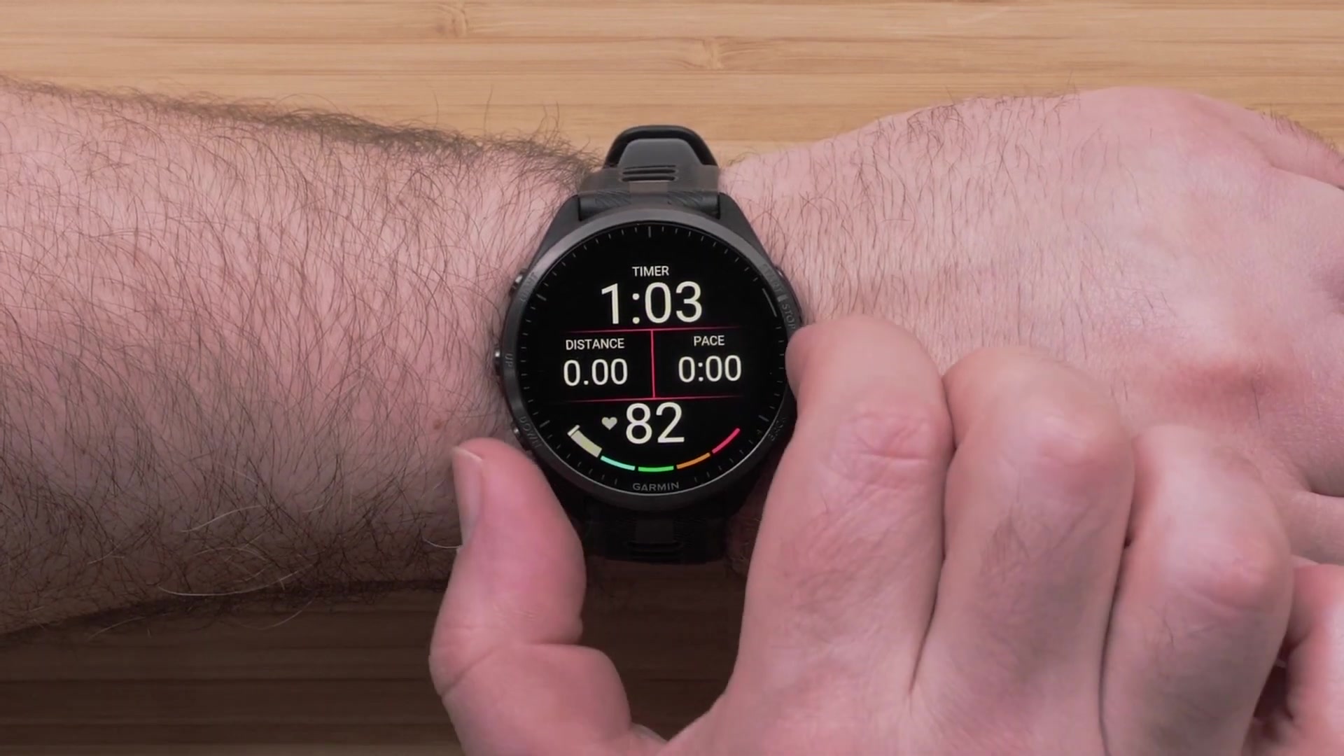 Durant votre activité, appuyez sur DOWN pour voir plus de champs de données, comme les informations de tour ou l'heure actuelle. Vous pouvez personnaliser les écrans de données, les alertes, les paramètres GPS, et l'écran tactile dans les menus d'activité. Après avoir terminé et arrêté le chronomètre, vous pouvez reprendre, sauvegarder ou sélectionner d'autres options. En sauvegardant l'activité, vous accéderez à un résumé et à des statistiques sur votre performance.