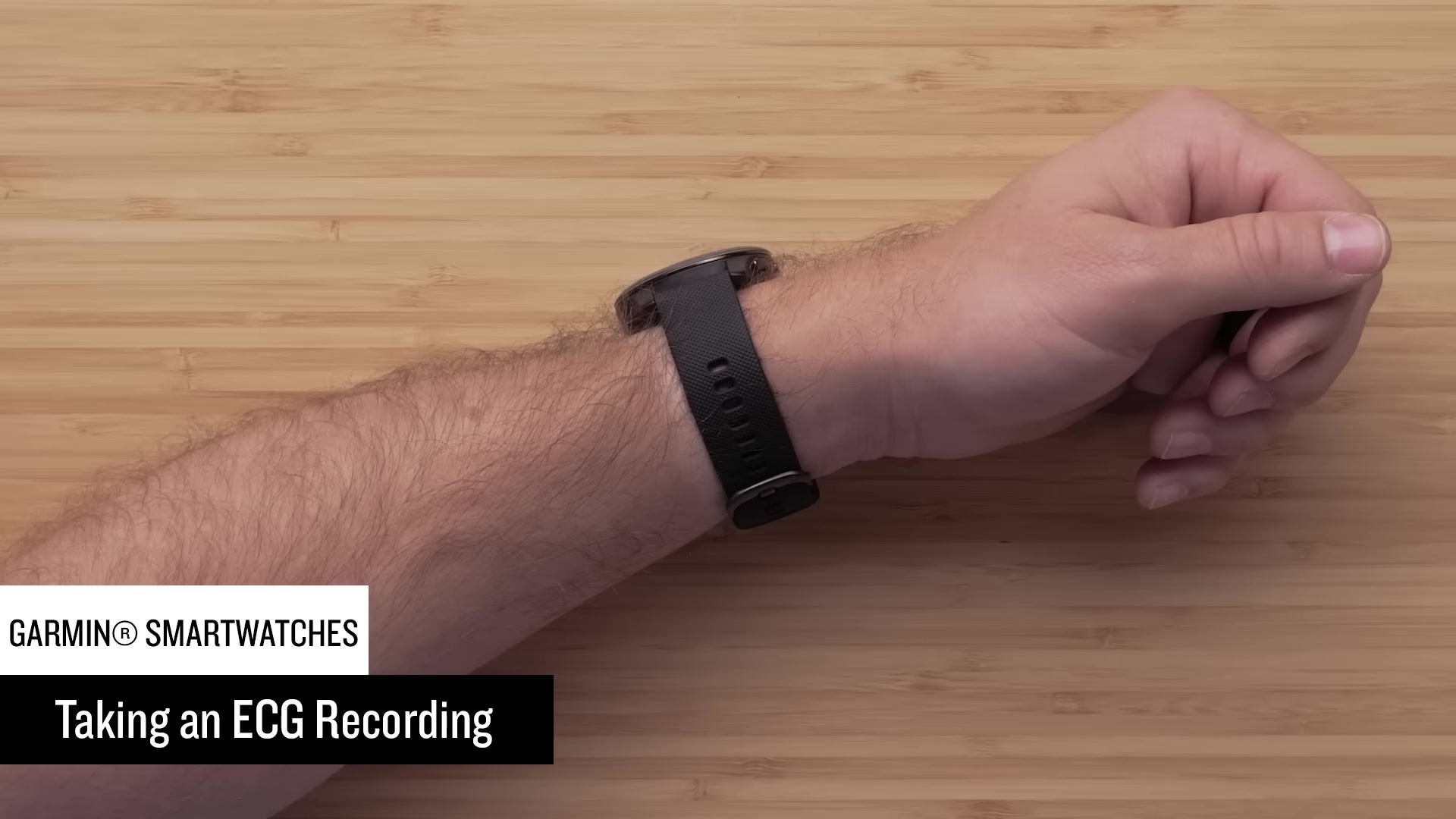 Pour prendre votre premier enregistrement ECG, veillez à porter votre montre de manière ajustée juste au-dessus du poignet. Reposez votre bras et votre poignet sur une table, puis placez votre pouce et votre index sur l'anneau métallique entourant le cadran de la montre. Restez immobile et maintenez cette position pendant les 30 secondes que dure l'enregistrement.